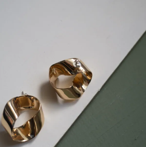 Zoe Morton Roundabout Earrings in Gold